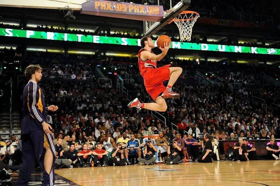 开云官方网站-史上“炸裂”的扣篮大赛，谁才是真正的“飞人王”？的简单介绍