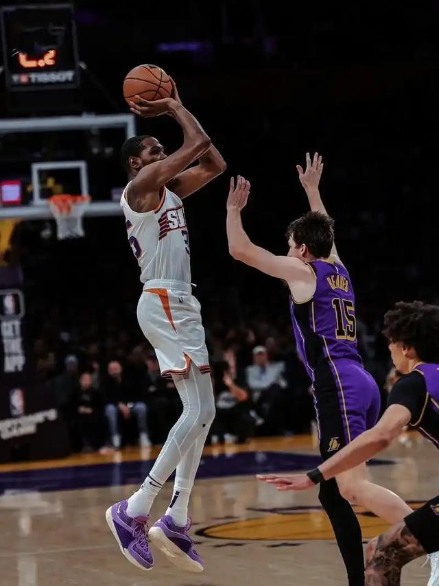 关于太阳在客场逆转战术极限,布克在最后一秒投中制胜三分!的信息 关于太阳在客场逆转战术极限,布克在最后一秒投中制胜三分!的信息