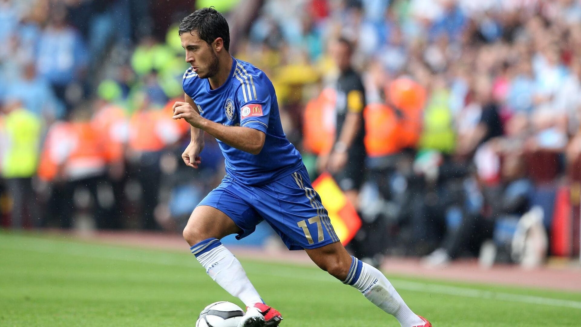 仰泳赛道摩纳哥选手节奏精准，摩纳哥泳池