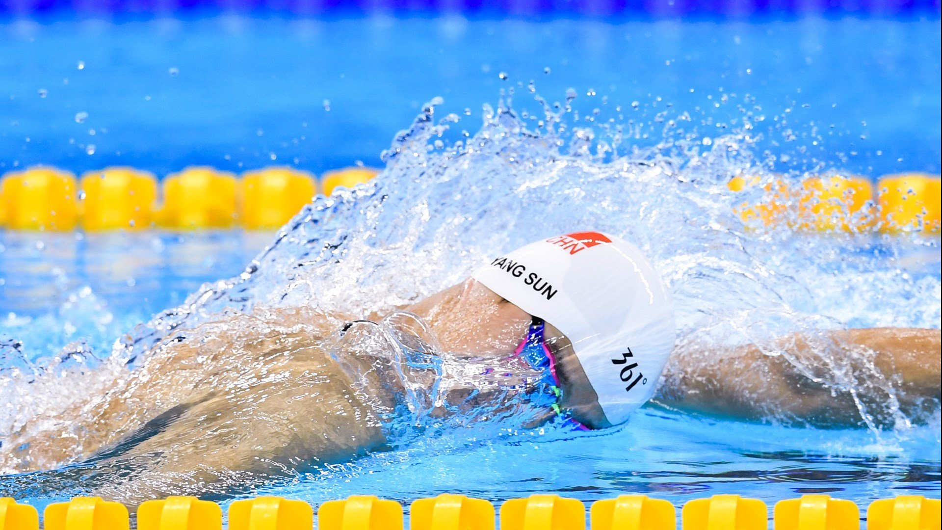 字母哥表示专注防守才能赢得系列赛,字母哥持球进攻